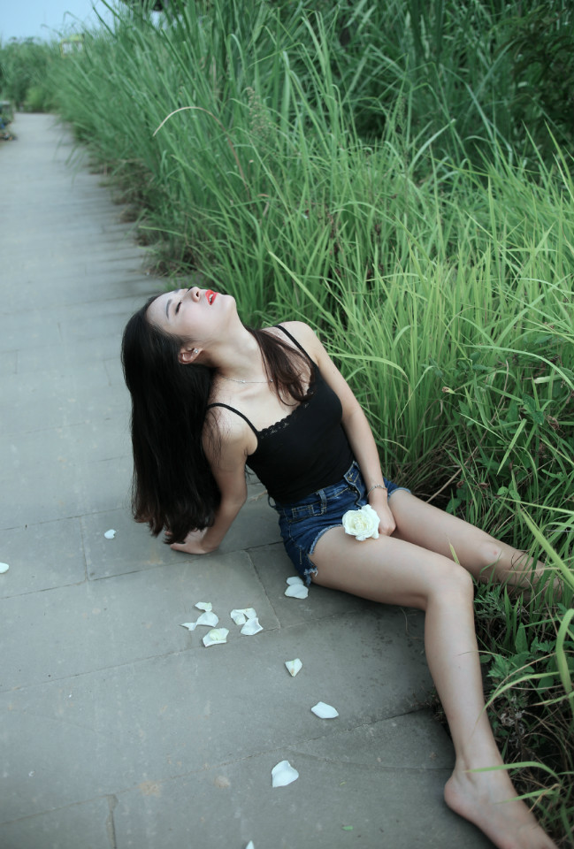 听说小姐人美心善